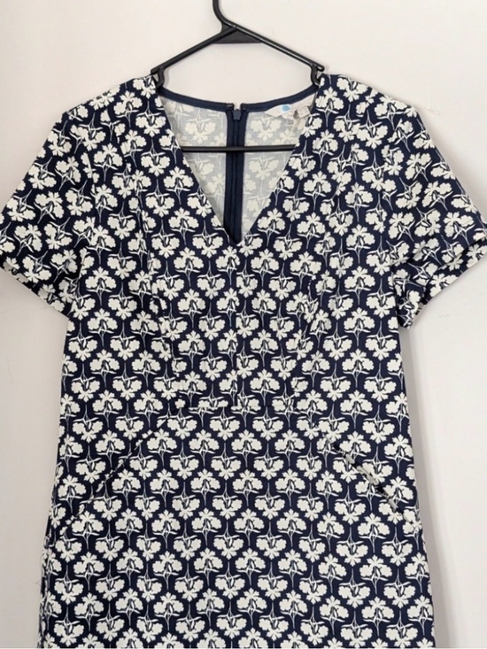 Boden Dresses & Skirts - Boden Navy and White Floral V-neck Pocket Dress 8p